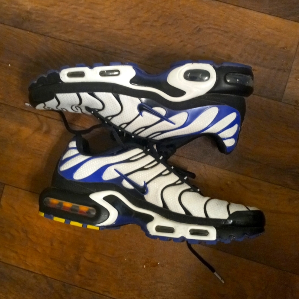 Nike TN Air max size 9 color white blue and black